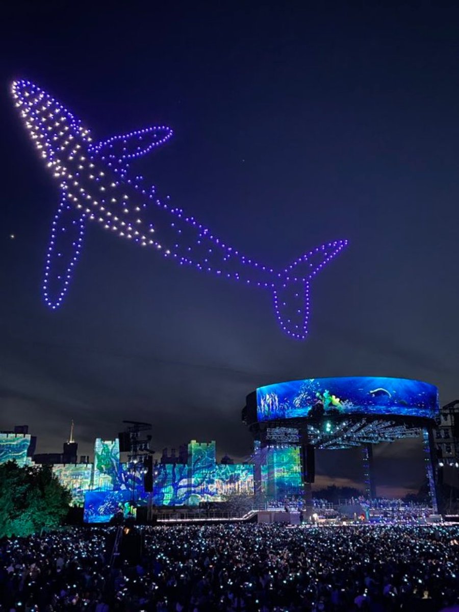 Who can forget the crowds reaction when the blue whale appeared over the audience at the #CoronationConcert 

#KingCharlesIII #RoyalFamily