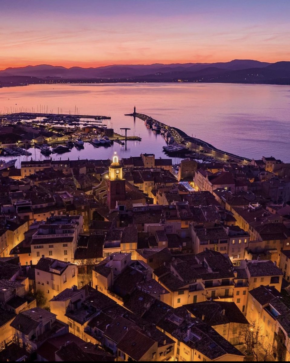 MaRegionSud's tweet photo. Devant la beauté de ce coucher de soleil sur la ville de Saint-Tropez, nous restons simplement bouche bée 😍. Il n'y a pas à dire en Région Sud nous sommes gâtés par les couleurs du ciel !

@romanquenin https://t.co/OUln3ZafXS