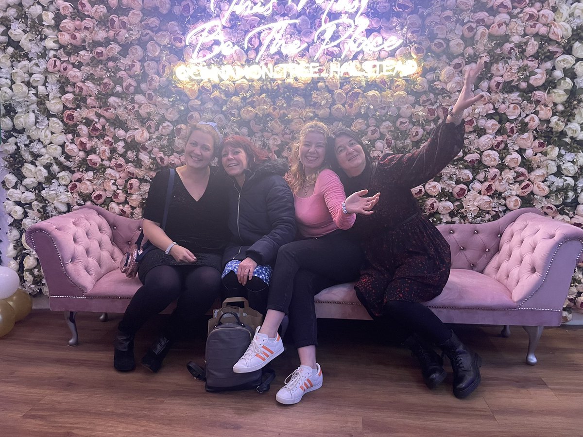 kerrydee96's tweet photo. Second year ECT ✅

I have had the best start to my teaching career and I owe so much to these angels and my school.

An extra big thank you to @_borntosparkle for being the best mentor ever💙. https://t.co/OWZxBtWfUt