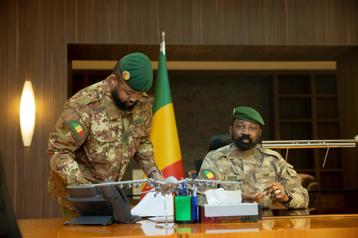 PresidenceMali's tweet photo. Le Président de la Transition, Son Excellence le Colonel «@GoitaAssimi, a promulgué ce samedi 22 juillet 2023, la nouvelle constitution de la République du Mali. Cette promulgation marque ainsi, l’avènement de la quatrième République. https://t.co/DbCWH8phpF
