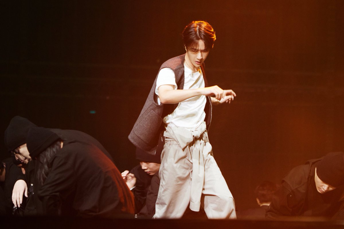 Yibo_Thailand's tweet photo. 230723 | YIBO-OFFICIAL weibo update
เฉินซั่ว #หวังอี้ป๋อ โอบกอดช่วงเวลาที่ "ร้อนแรง" ด้วยหัวใจที่อ่อนเยาว์ การรวมตัวกันของทีม "E-Mark" จุดประกายในงานอย่างเซอร์ไพรส์ การแสดงยังคงดำเนินอย่างต่อเนื่อง เพื่อให้หน้าร้อนนี้ร้อนแรงย��่งขึ้น 

ราตรีสวัสดิ์～🌙

#WangYibo_YHConcert2023 1/2 https://t.co/EDf40I1XmF