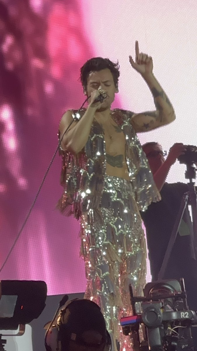 TogetherTourHQ's tweet photo. GRAMMYs but make it slutty.

#LoveOnTourReggioEmilia🏠
#LoveOnTourTheLastEverShow☀️ https://t.co/09rppaSkub