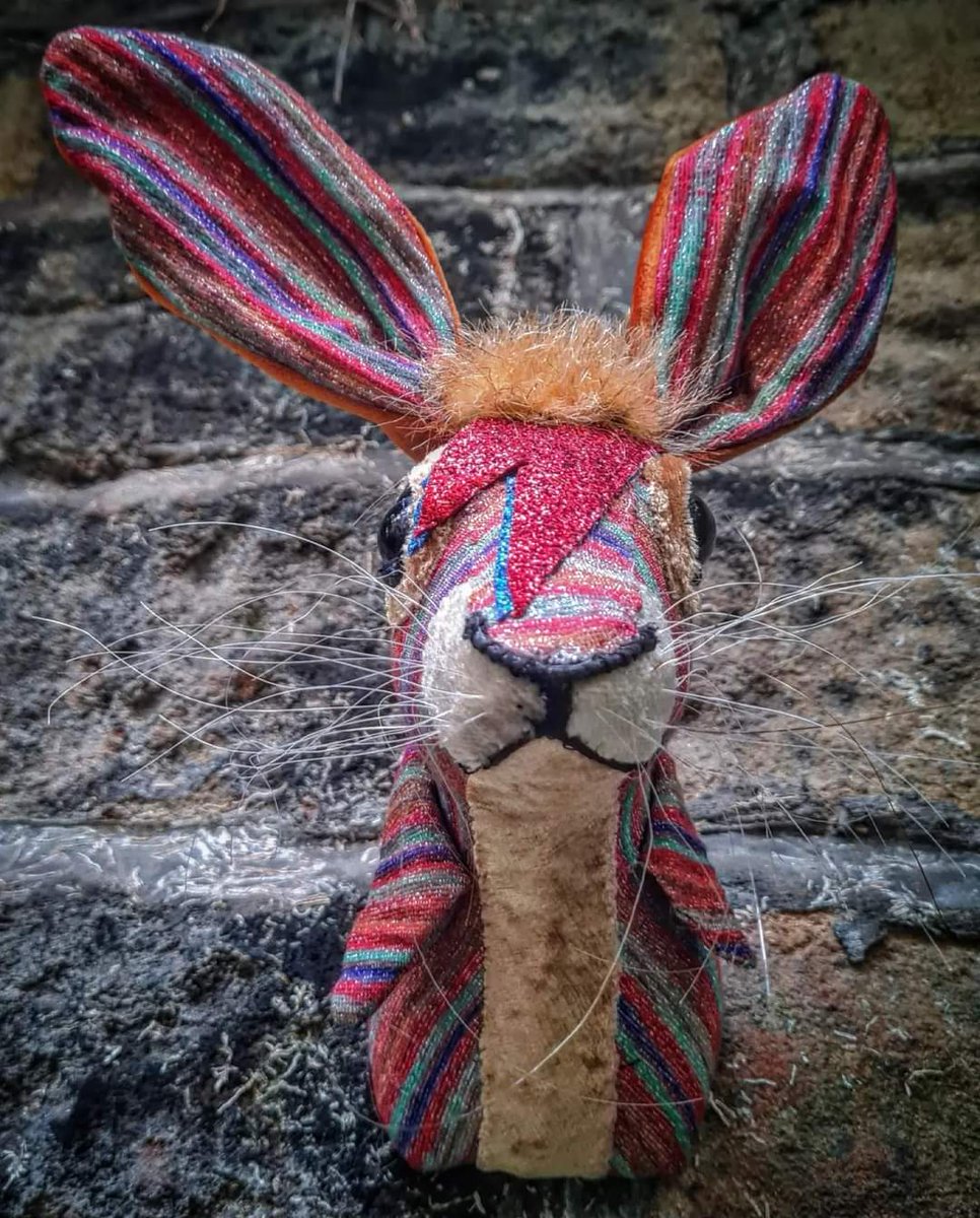 Jaynetunners's tweet photo. Meet A Lapin Sane, Ziggy Haredust, whatever you want to call him, he's here in all his bonkers lurex lightning strike spangliness. https://t.co/XkFJE87qzV
#Bowie #bowieinspired #handstitched #textileart  #ziggystardust #aladdinsane #hare #rabbit #bowiehare #craftedcreatures https://t.co/DnqGqC58F3