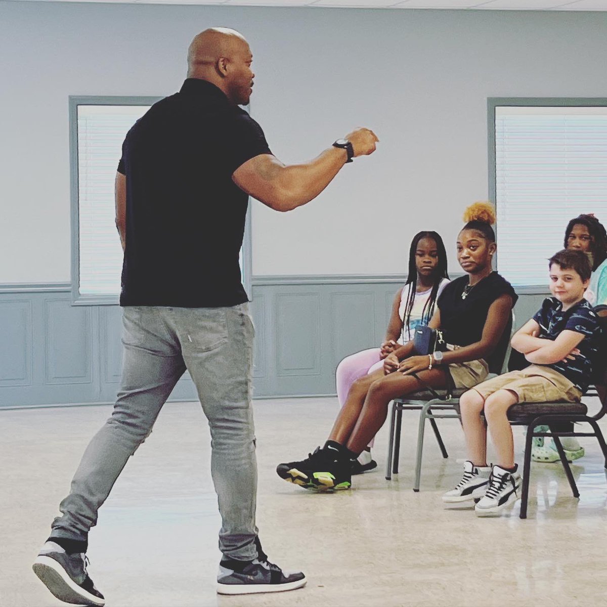 terrance_tuck's tweet image. Much respect ✊🏽 to my sister @crowninglupus 💜👏🏽 She’s a true inspiration and a true Champion for her community! Thanks for inviting the opportunity to inspire a packed house of amazing students at the Hip Hop “Hooray” back to school celebration! #TuckProject #CrowningLupus💜