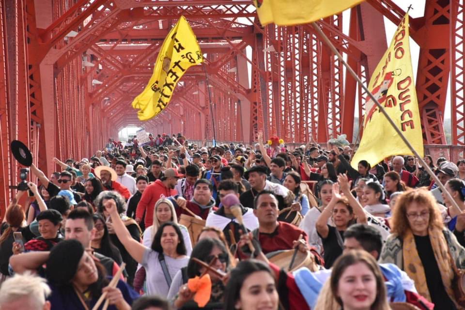 #XXIMarchaDeLosBombos nuevamente fue un éxito multitudinario!!
En el marco de los festejos por el #470Aniversario la #MadredeCiudades miles de personas participaron de esta expresión, disfrutando de #JulioenSantiago #SgoCumple470