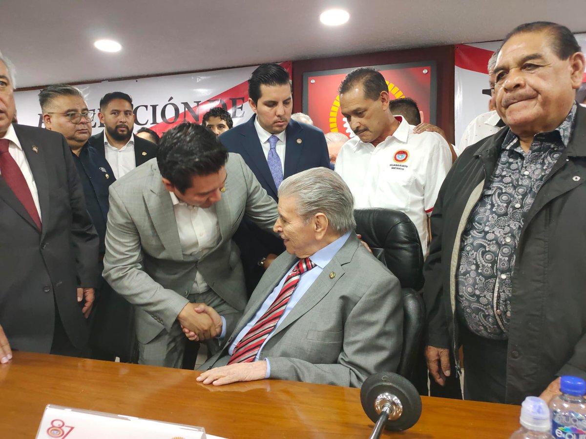 Presente el regidor de #Puebla y líder nacional de los jóvenes cetemistas, <a href="/_LeoSoto/">Leo Soto Enríquez</a> en los trabajos del congreso de la Federación del Estado de Guanajuato <a href="/CTM_MX/">CTM Nacional</a>, saludó a su líder el senador <a href="/CarlosAceves_/">Carlos Aceves del Olmo</a>

<a href="/CTMPuebla/">CTM_FTPuebla</a> <a href="/leobardosoto/">Leobardo Soto</a> <a href="/CTM_LSoto/">CTM Secretaría Organizaciones Sociales e Inclusión</a> <a href="/RegidoresPue/">Regidoras y Regidores</a>