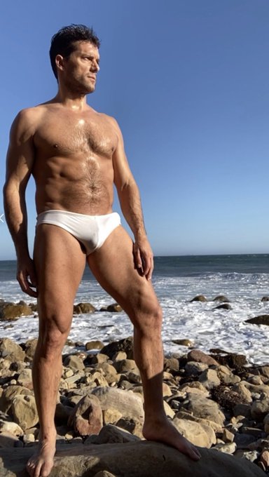 Honestly, what will you tell me if you find me like this on the beach? Honestamente, que me dirias si<a href="/tag/muscle"class="tags"><span>#muscle</span></a><a href="/tag/daddy"class="tags"><span>#daddy</span></a><a href="/tag/solo"class="tags"><span>#solo</span></a>
