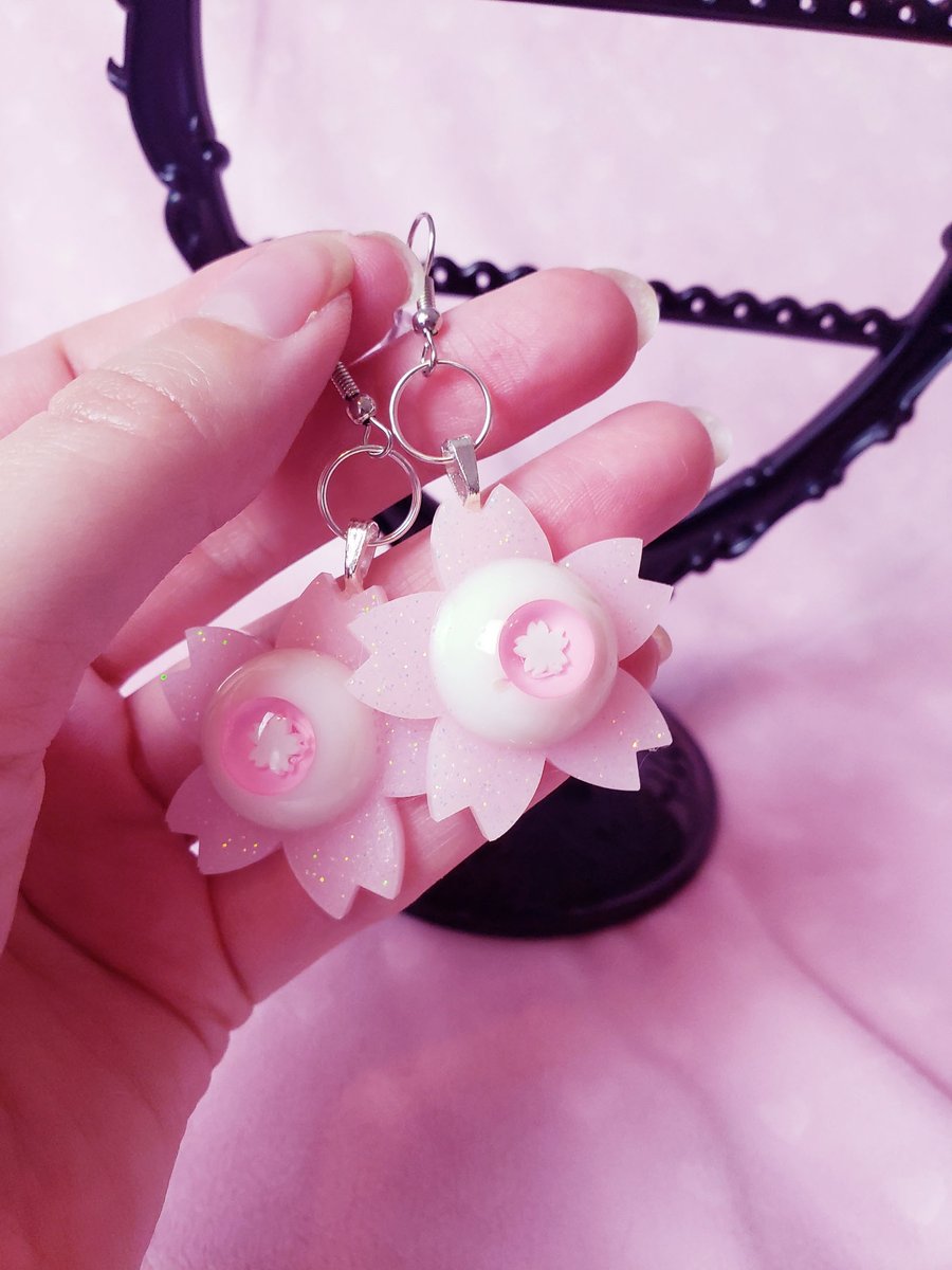 Candleh3arts's tweet photo. new 👁️🌸 earrings!
PSSSSSST the store is at 20% off until Wednesday the 26th 🩷✨#smallbusiness #smallbusinessaturday https://t.co/uGcp0pErBA