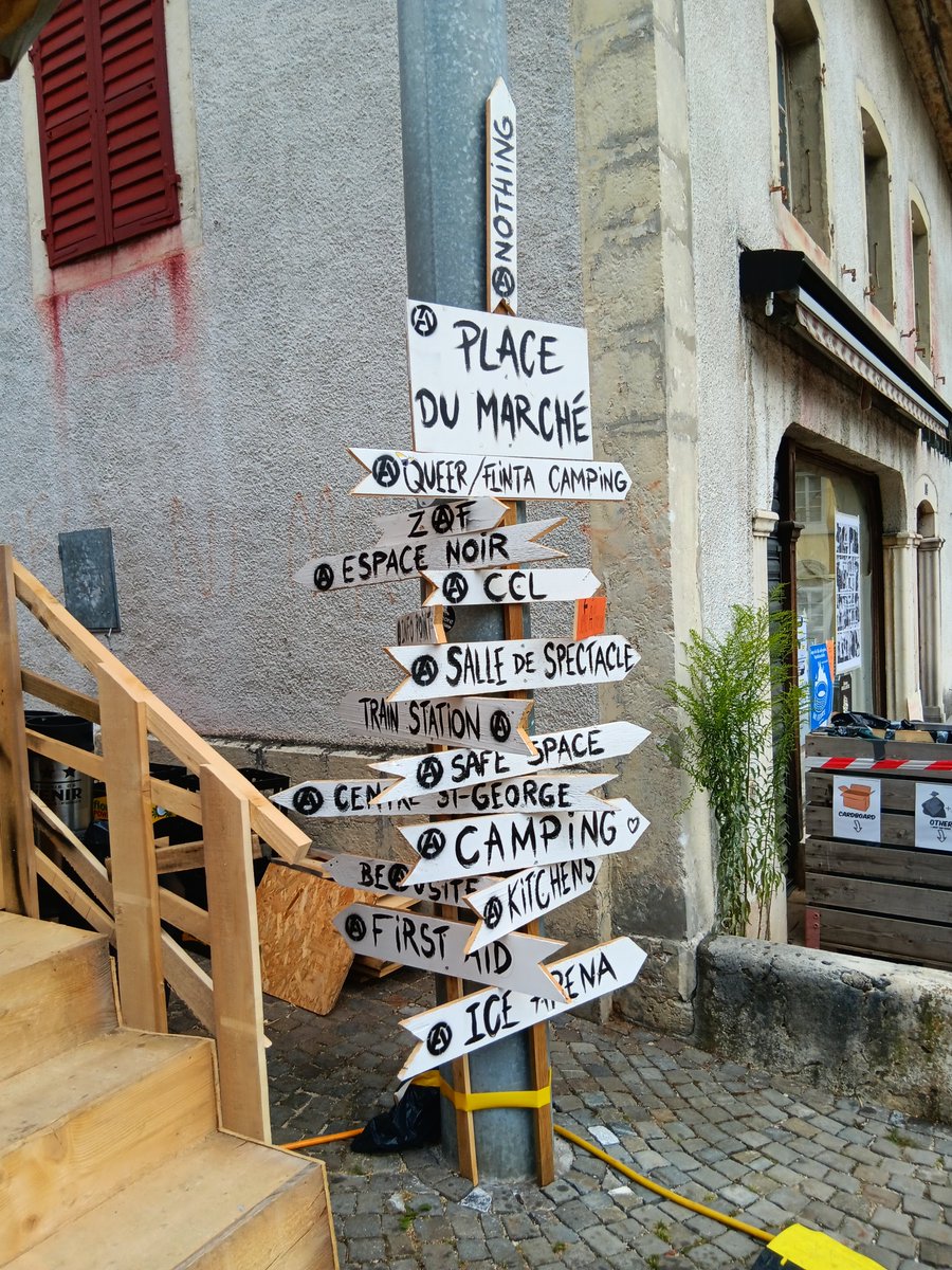 akratie's tweet photo. Hoy ha sido mi último día en St. Imier. Ha sido ideal para conectarse con gente de todo el mundo. Aunque algunas conferencias y talleres han sido un poco caótico, todo ha sido fenomenal. Por desgracia alguien robó la seña de la Calle Bakunin antes que podria grabarlo. https://t.co/YPX9RYGW5v