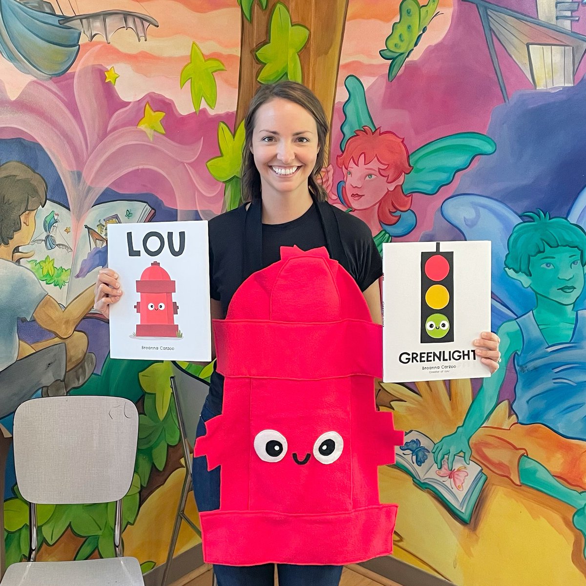 Did I wear my hand sewn LOU costume to the LOU & GREENLIGHT storytime today at @BookPeople ? Yes I did 😂 Reading LOU to kids who knew the book was delightful! Their reactions&commentary were THE BEST! And it was my first time sharing GREENLIGHT! Thanks for having me BookPeople!