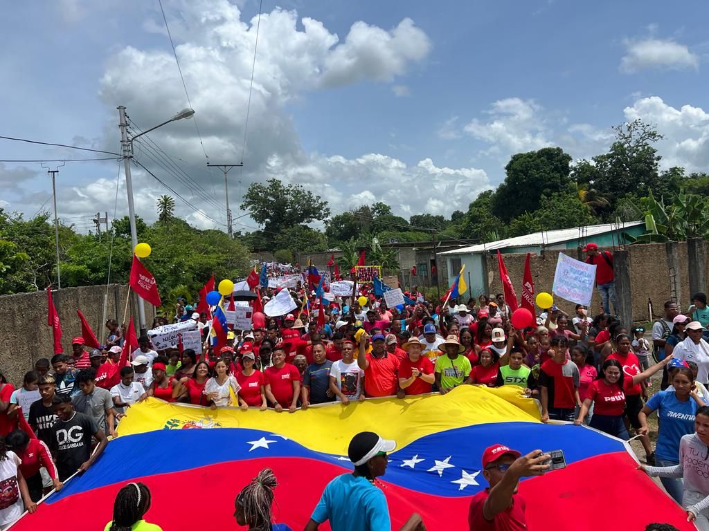 ¡Qué ganas de darles un gran abrazo, mujeres y hombres de Mamporal, estado Miranda! Las ví a todas y todos irradiando alegría, espíritu de lucha y amor patriota. Sigamos juntos y juntas por el camino de la dignidad, la igualdad social y la felicidad.