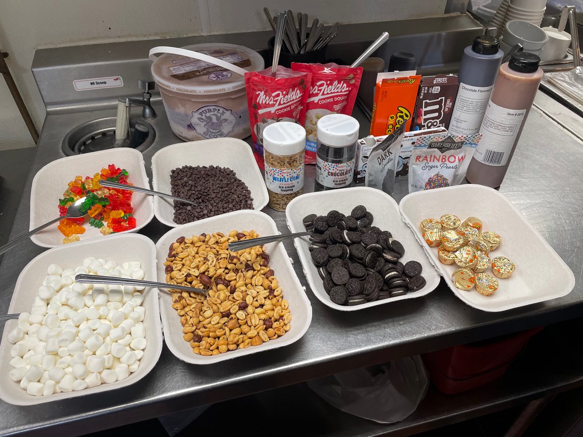 JessicaSerd's tweet photo. Ice Cream Sundae bar for the Team today!! What’s your favorite topping?! #chilislove #teamchampaign #midwestisthebest @MarkArm1958 @NicholasBPaxton https://t.co/E0qXoXezPn