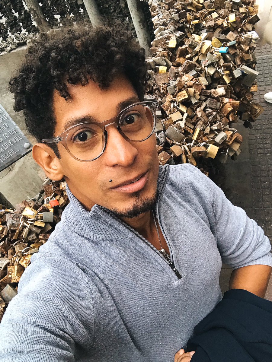 laislademigue's tweet photo. La fuente de los candados en Montevideo sigue la amplia tradición comenzada en Europa. Los amantes dejan un candado cerrado en la reja que rodea la construcción con sus nombres o iniciales. Inspirados en la leyenda que afirma que de esta forma se inmortaliza el amor. #migueinuy🇺🇾 https://t.co/okY7KXnm8d