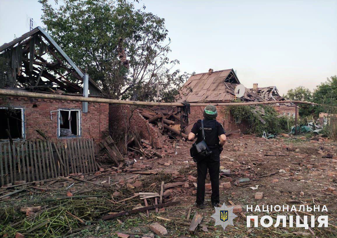 puntointernoua's tweet photo. Le truppe russe hanno effettuato 3 attacchi aerei con bombe guidate FAB-250 su New York, nella regione di Donetsk. Di conseguenza, 4 persone sono morte e altre 3 sono rimaste ferite. 3 case sono state distrutte. https://t.co/SS8lGE1Mdd