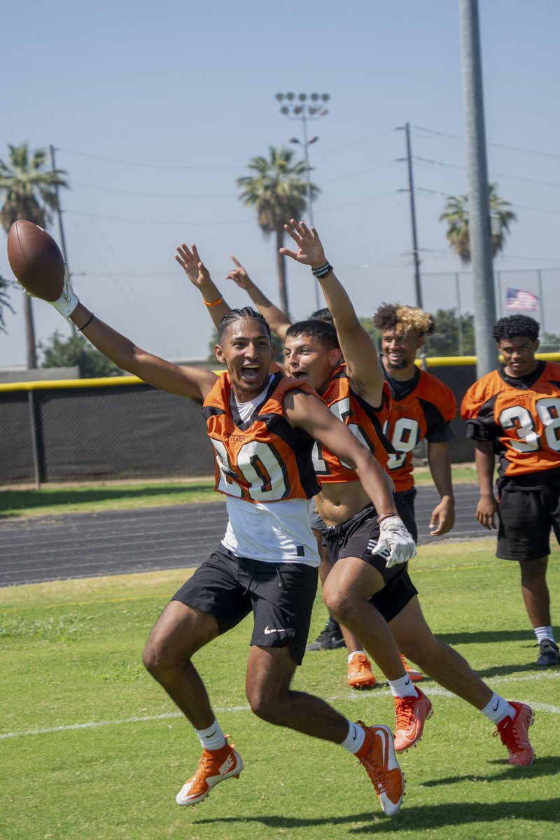 ReedleyCFB's tweet photo. Bring the🧃🧃🧃 🧃 !! Great week for the Tigers ! #RcCulture https://t.co/W74fDb3DqD