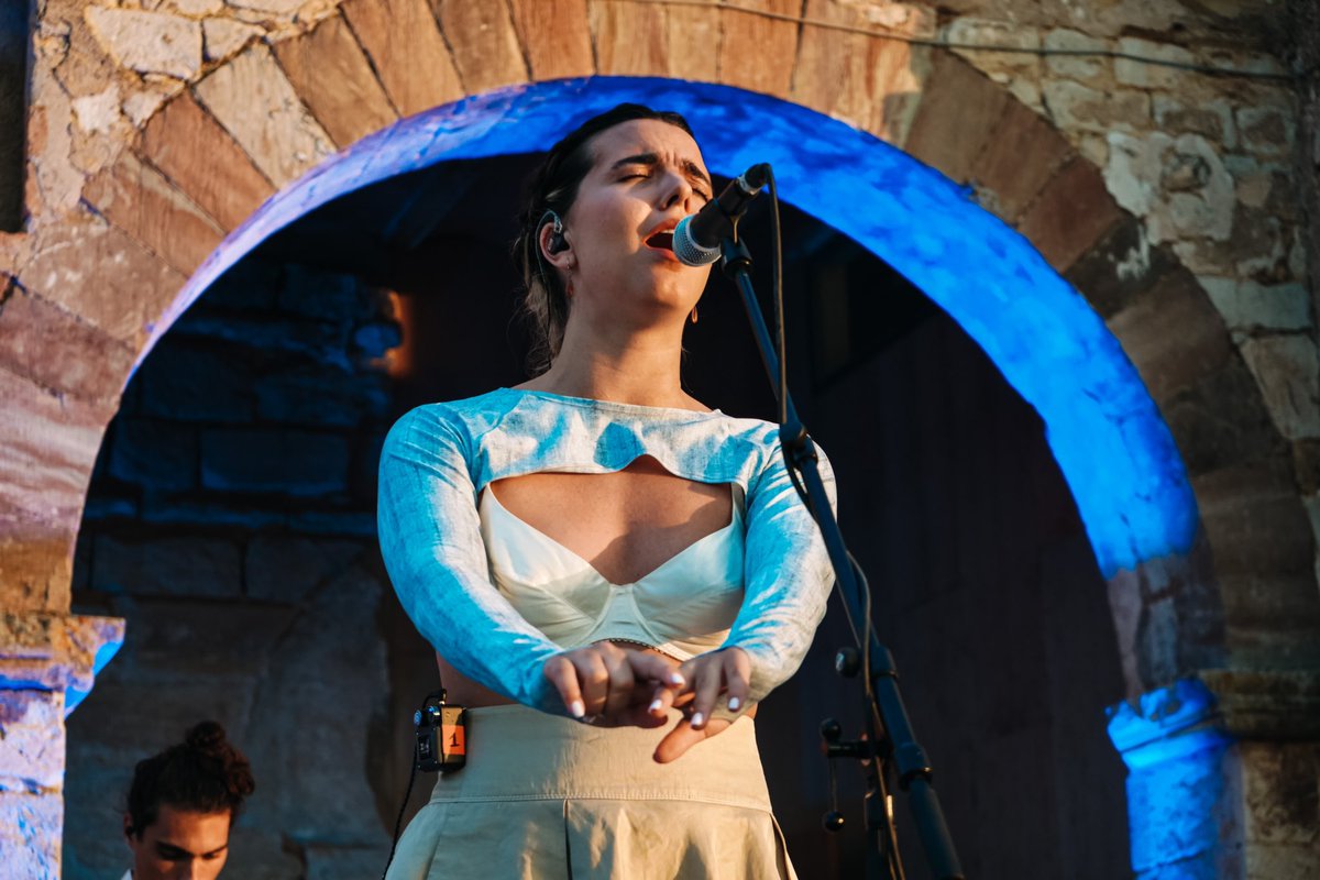 LaConca51's tweet photo. @julia_colom_ ens regala aquest moment màgic que es fusiona amb una posta de sol que ens permet gaudir d’un paisatge únic al territori✨🍷.

#Nit51 #BarberàdelaConca #ConcaBarberà https://t.co/HaBz2SRQU4