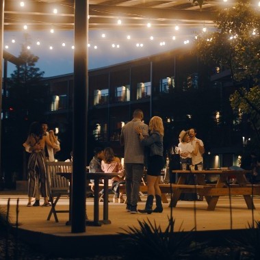 🎶🍺 LIVE MUSIC &amp; LONG NECKS🍺🎶
Enjoy our fire pits, or challenge your friends in a yard game while enjoying a weekend full of live music at Lone Star Court!
Book Now: bit.ly/2Do4OwL: 
Live Music &amp; Events bit.ly/2ZMy1u3