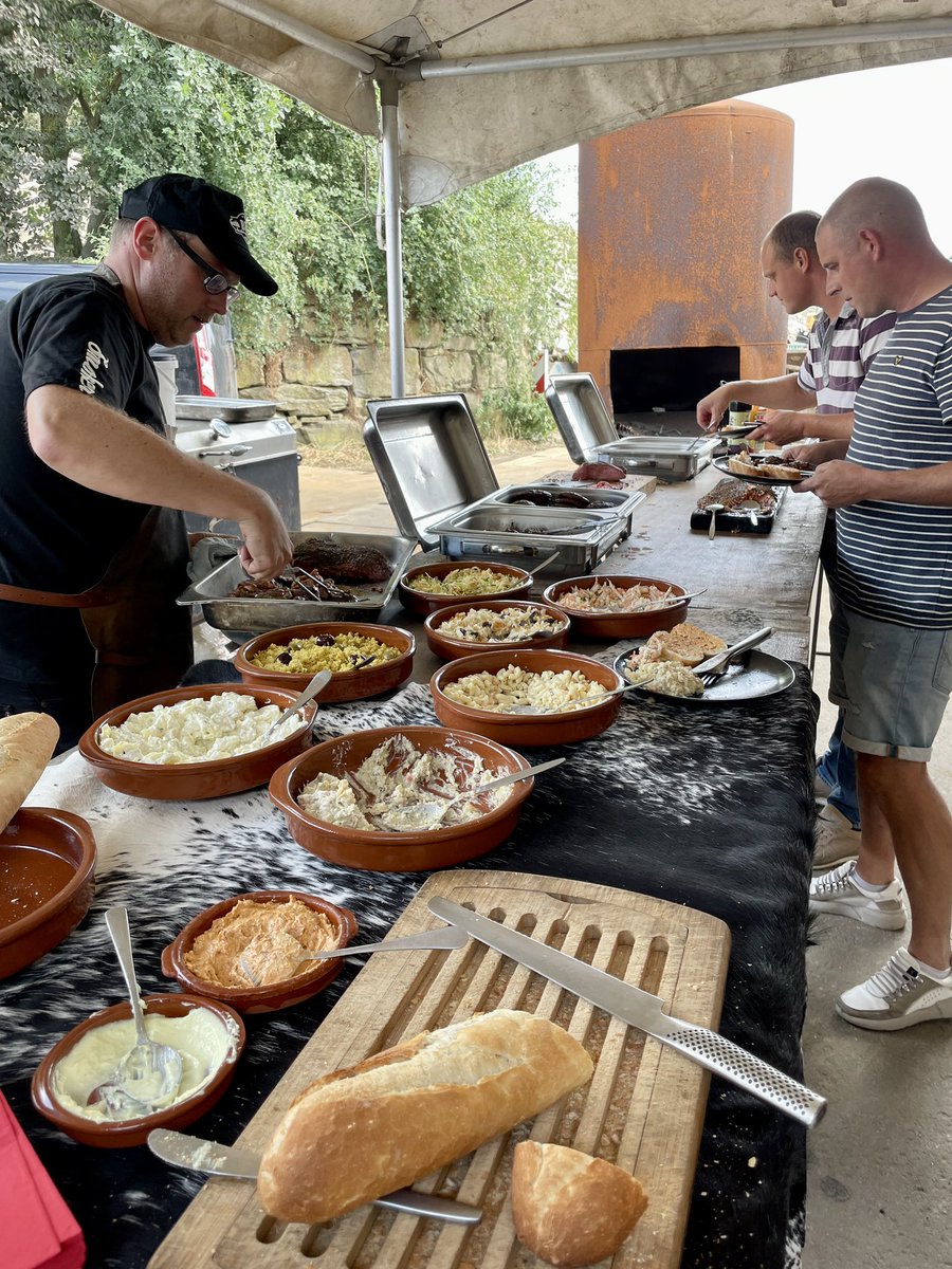Bouwvak inzetten !!! lekker eten, een drankje en een mini competitie op de rodeostier weer veel plezier gehad met de collega’s. Voor nu lekker uittrusten in onze standstoel, zodat we er over enkele weken weer fris tegenaan kunnen. 
We wensen iedereen een fijne zomervakantie😎☀️🏖️