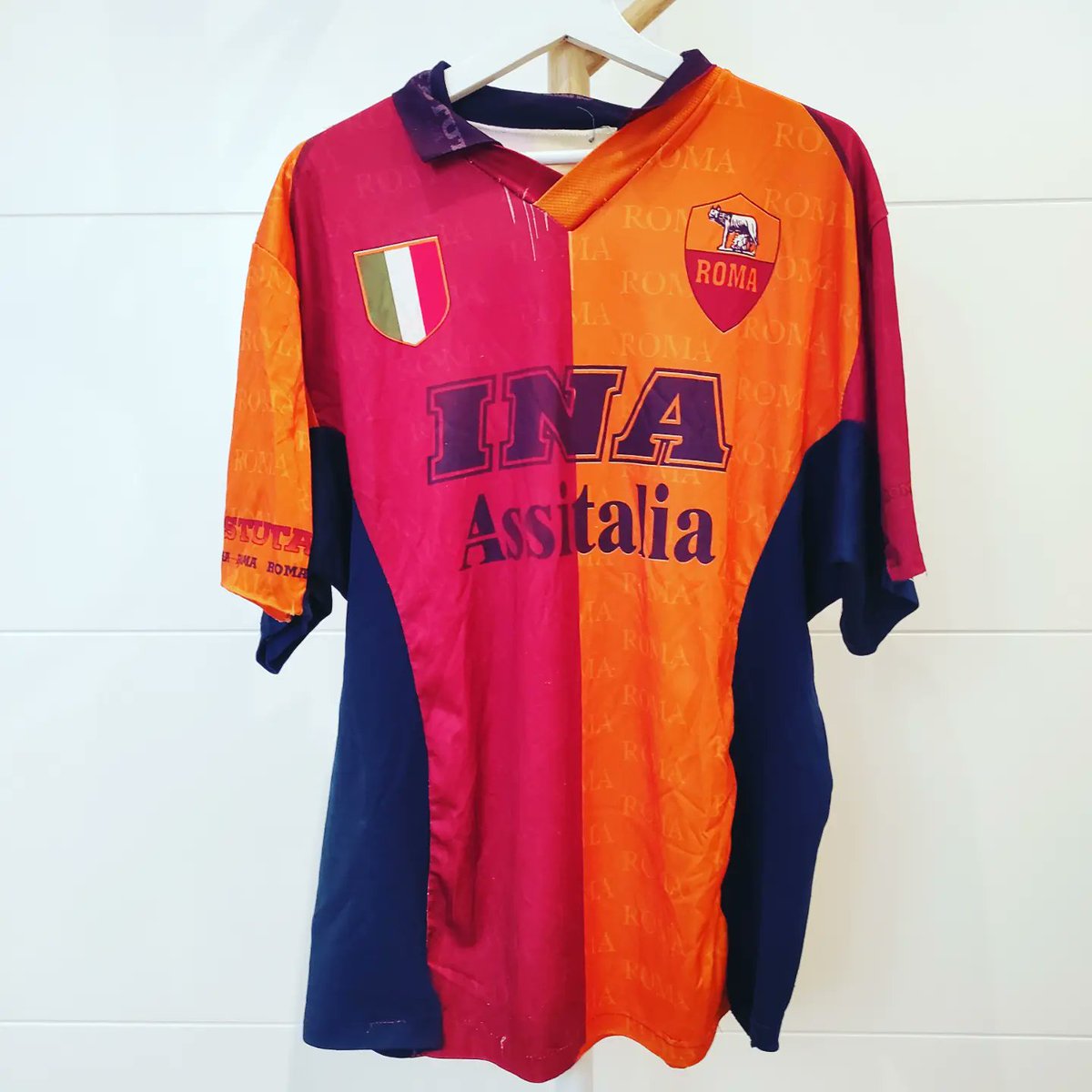 futbolcollect's tweet photo. AS ROMA
Temporada 01/02
Marca: trucha
Traída de Roma

#roma #asroma #batistuta #batigol #trucha #futbolcollection #futbol #camisetas #collector #camiseteando #coleccion #camisetasdefutbol #coleccionismo #footballtshirt #classicfootballshirts https://t.co/TX69NDqRbV
