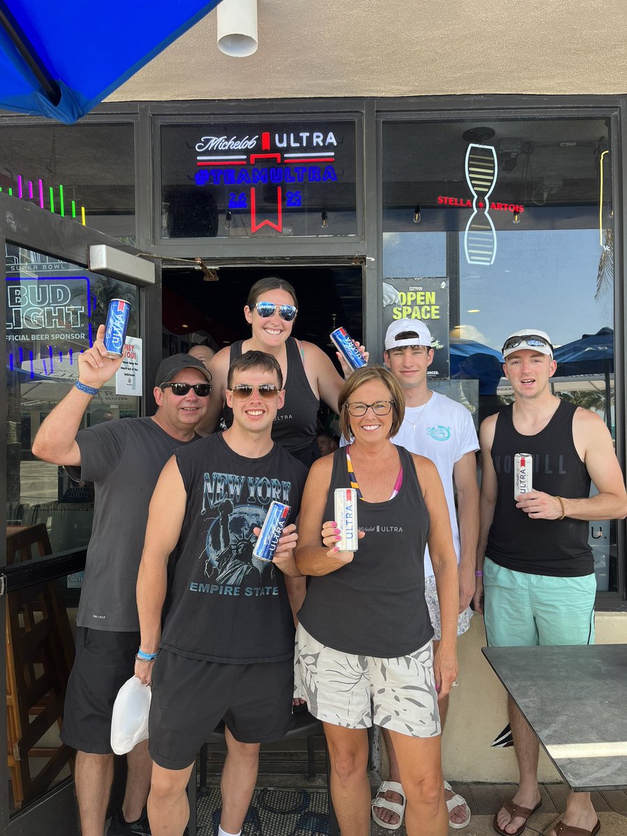 pierce_lor's tweet photo. We are an #ULTRAFam @MichelobULTRA even on vacation! This cheer squad is ready to go to NYC to cheer us on!! Just say the word! I hope they’re cheering me on this time🤞🏻🤞🏻🤞🏻😁😁 #ULTRAMarathonContest #ULTRARunFund #TeamULTRA https://t.co/uhtVvWDepS