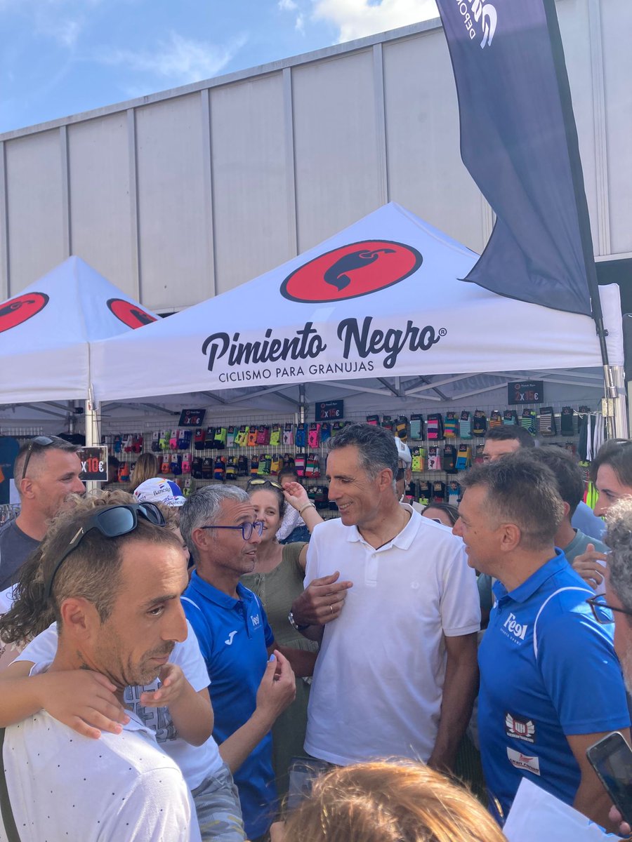 Somos afortunados! #pimientonegro ha estado en <a href="/laindurain/">La Indurain</a> y ha sido increíble! Gracias a todos los que os habéis pasado por nuestro stand antes de competir!!
Un lujo saludar a Miguel Indurain!!