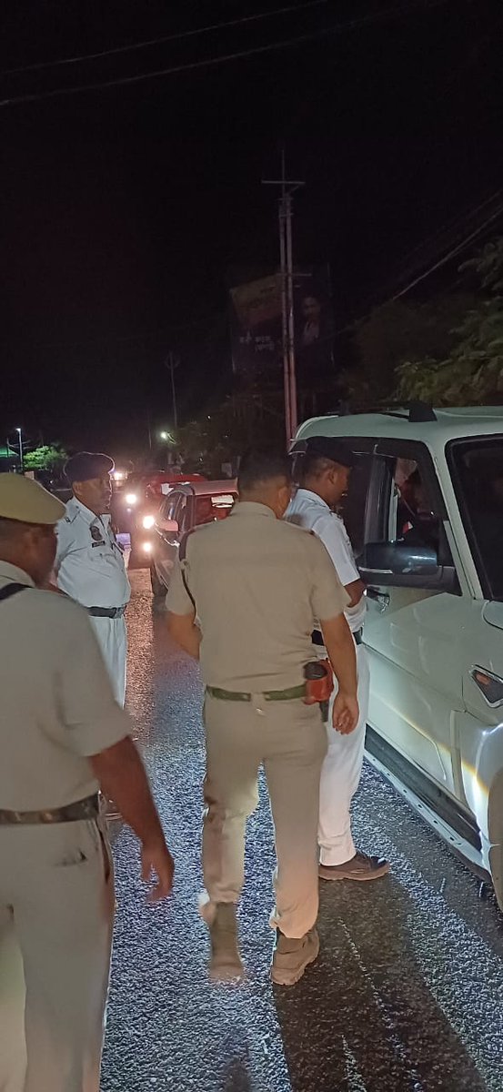 dibrugarhpolice's tweet photo. It's a Saturday night
And the chances are bright
If you drink too tight
You will find
Our Men in white
#DriveSoberDriveSafe
#DriveSafeDibrugarh
@CMOfficeAssam @assampolice @DGPAssamPolice @gpsinghips https://t.co/D0lTPZ7kbQ