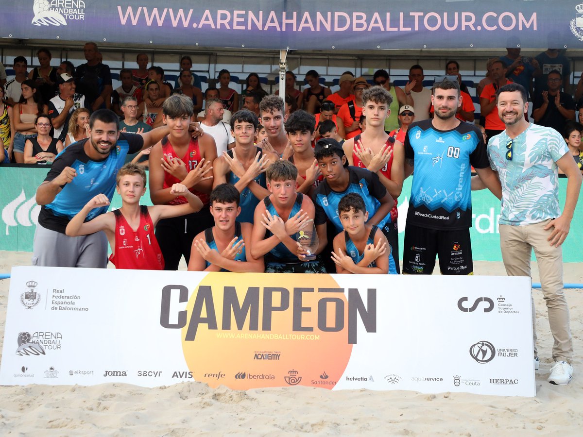 RFEBalonmano's tweet image. 🏆 ¡Estos son los 𝐂𝐀𝐌𝐏𝐄𝐎𝐍𝐄𝐒 del #Arena1000 Playas de Orihuela! 😍

🥇 Infantil Femenino ➡️ Club Handbol Xabia
🥇 Infantil Masculino ➡️ @BeachCiudadReal 
🥇 Cadete Femenino ➡️ @cbalcazares 
🥇 Cadete Masculino ➡️ @RayitoSalinero 

©️ Joaquín Corrales

#EnjoyTheExperience