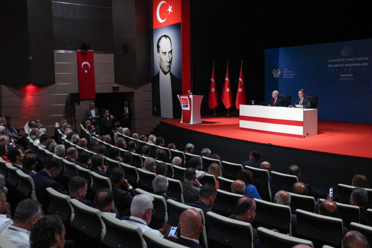 arasahmetmugla's tweet photo. Değerli Bodrumlular, Ankara dönüş yolundan iyi akşamlar. Bugün, Cumhuriyet Halk Partili il ve ilçe Belediye Başkanları olarak Genel Merkezimizde toplandık ve Partimizin 100 Yıllık kültürüne uygun bir ortamda; sorunları masaya yatırdık, konuştuk, tartıştık. Bizim aile içi sorunlarımızdan hayal ettikleri parçalanmayı bekleyenler de boşuna beklemesinler çünkü, bugün gururla şahit olduğumuz birlik ve beraberliğimizin,  çözemeyeceği hiçbir sorun yok.