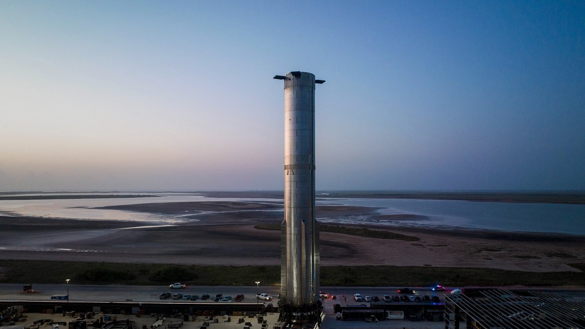 SpaceX rolled a new Super Heavy rocket prototype with 33 Raptor engines for Starship onto the launch pad https://t.co/Izf2G6lwLm