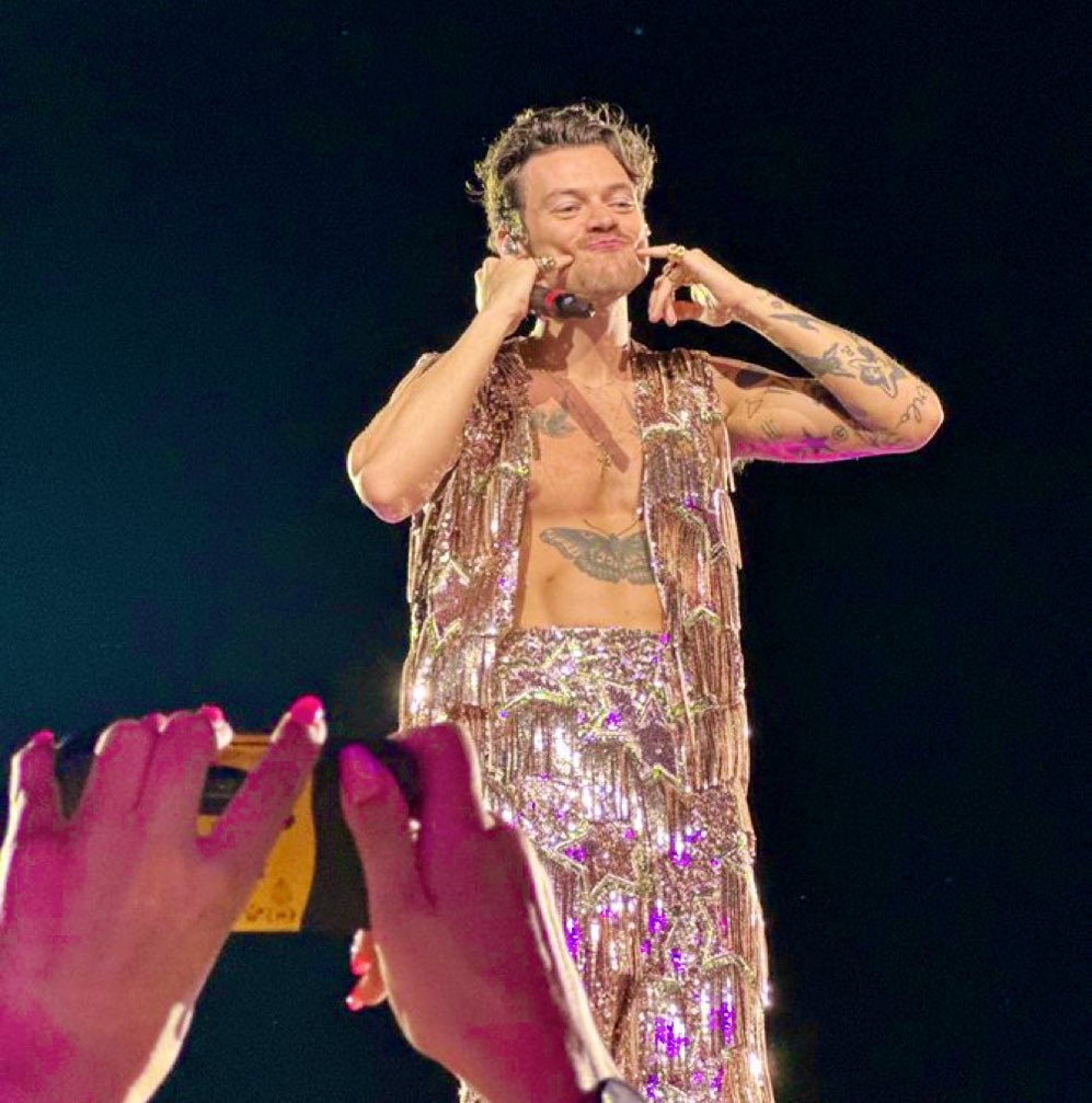 thehsbrasil's tweet photo. 😙 #LoveOnTourReggioEmilia https://t.co/wbQnLpr8t1