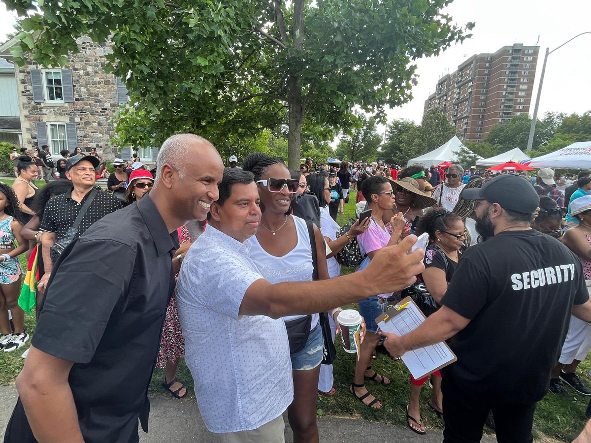 HonAhmedHussen's tweet photo. Today, @justintrudeau, @gary_srp, and I joined over 2000 future masqueraders from toddler to teen at Junior @GoTOCarnival in their vibrant costumes.
It was a beautiful celebration of Caribbean culture! #TOCarnival https://t.co/RtWmbcec5V
