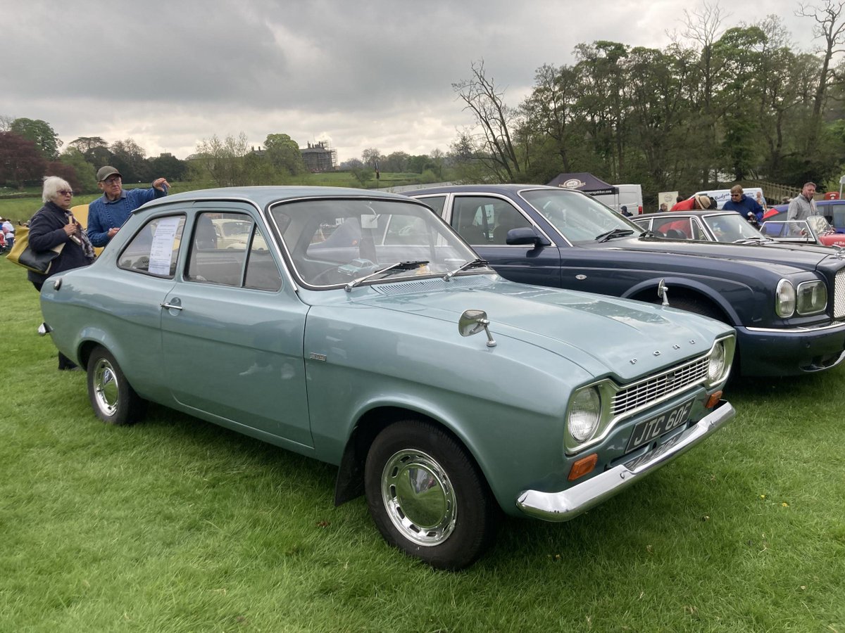 EvokeClassics's tweet photo. Are those wheel trims original? Either way, lovely car. https://t.co/EI7yHDBAEk