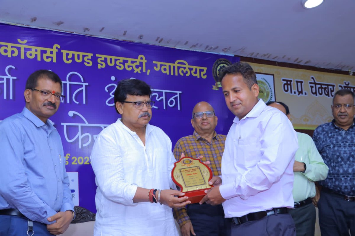 <a href="/MPCCIGWL/">मप्र चेम्बर ऑफ कॉमर्स & इंडस्ट्री ग्वालियर (MPCCI)</a> मे सोलर ऊर्जा क्रांति आंदोलन के बड़े कदम
आज दो दिवसीय चैम्बर भवन मे सोलर पैनल का शुभारम्भ ऊर्जामंत्री <a href="/PradhumanGwl/">Pradhuman Singh Tomar</a> जी ने किया
<a href="/mpczDiscom/">MPMKVVCL</a> के CGM राजीव गुप्ता जी और दिनेश सुखीजा जी रहे उपस्तिथ
सोलर क्रांति आंदोलन के यह कदम अब आगे बढ़ते रहेंगे
<a href="/JM_Scindia/">Jyotiraditya M. Scindia</a>