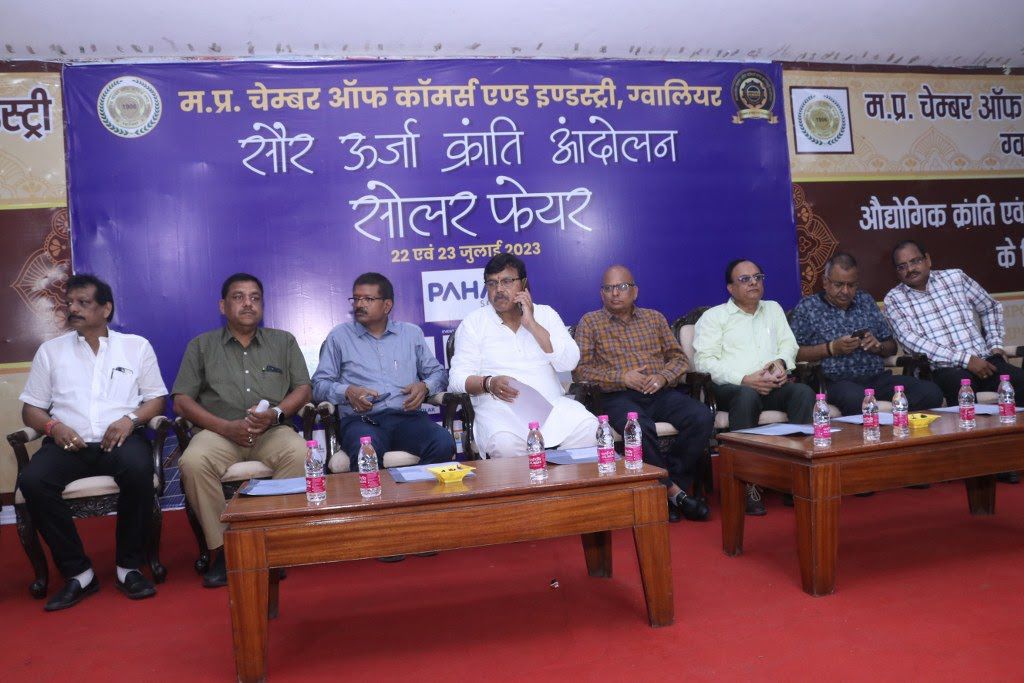 MPCCIGWL's tweet photo. @MPCCIGWL मे सोलर ऊर्जा क्रांति आंदोलन के बड़े कदम
आज दो दिवसीय चैम्बर भवन मे सोलर पैनल का शुभारम्भ ऊर्जामंत्री @PradhumanGwl जी ने किया
@mpczDiscom के CGM राजीव गुप्ता जी और दिनेश सुखीजा जी रहे उपस्तिथ
सोलर क्रांति आंदोलन के यह कदम अब आगे बढ़ते रहेंगे
@JM_Scindia https://t.co/nAgpOAPgM7