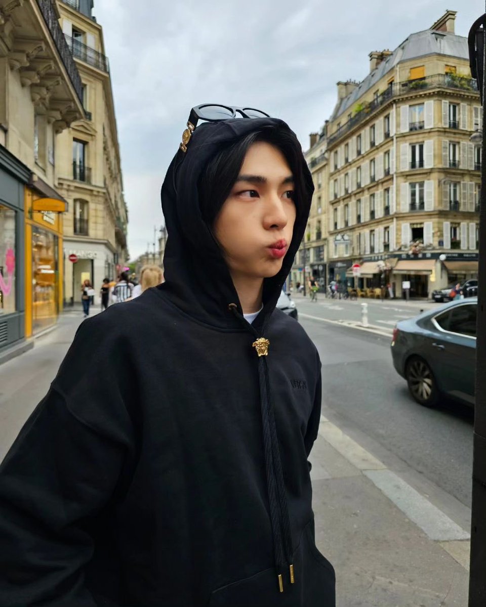 hyuntext's tweet photo. 230723 ⟡ 🥟🫧 hyunjin sent a photo❣️ 

i’ll miss you Paris🤍😭
#lovestay (1/2) https://t.co/2kmtYqeTRL