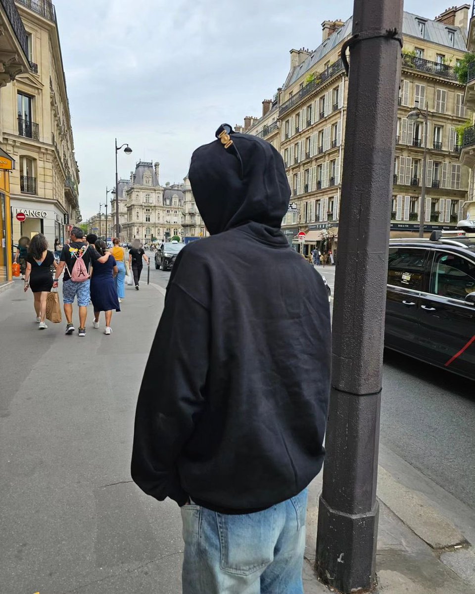 hyuntext's tweet photo. 230723 ⟡ 🥟🫧 hyunjin sent a photo❣️ 

i’ll miss you Paris🤍😭
#lovestay (1/2) https://t.co/2kmtYqeTRL