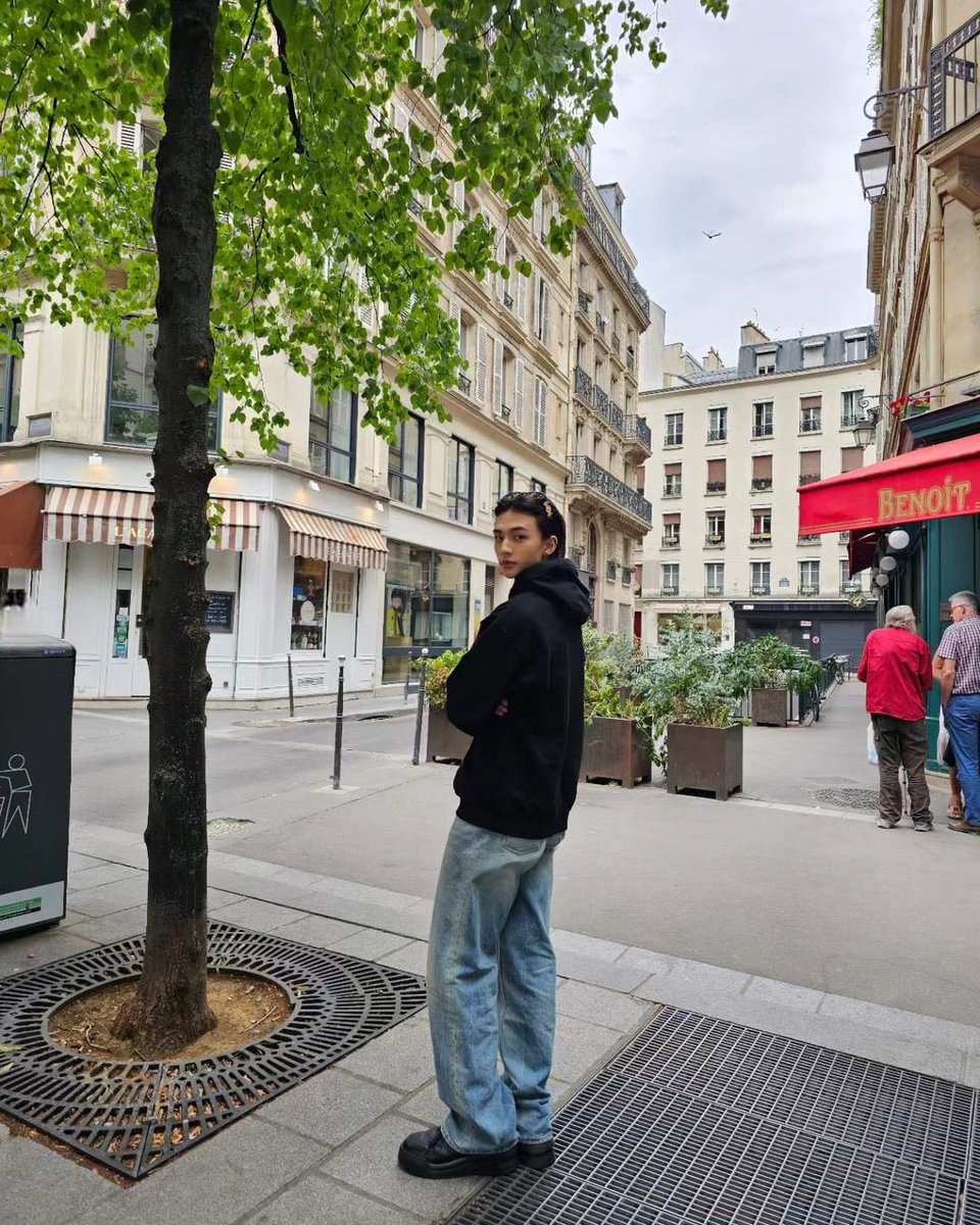 hyuntext's tweet photo. 230723 ⟡ 🥟🫧 hyunjin sent a photo❣️ 

i’ll miss you Paris🤍😭
#lovestay (1/2) https://t.co/2kmtYqeTRL