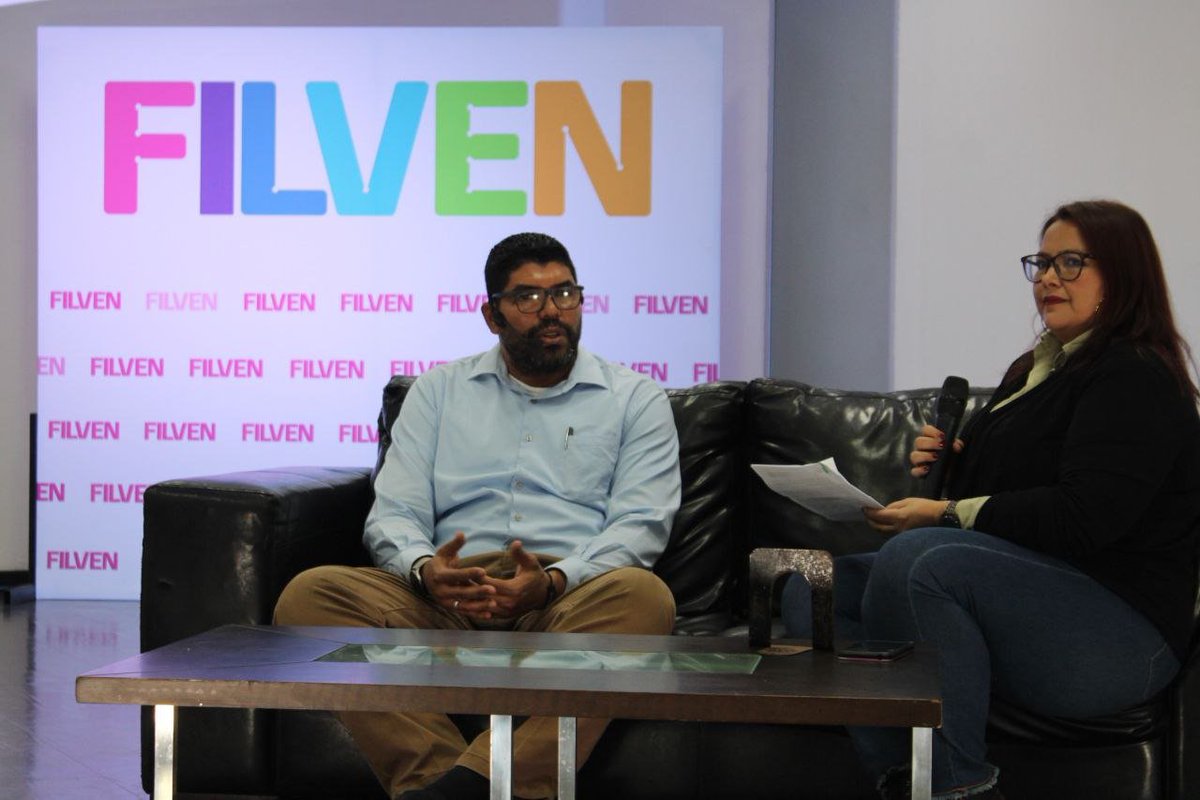 filven_cultura's tweet photo. #EnFotos En la 18ª #Filven #Zulia se realizó la presentación de publicaciónes del fondo editorial @incudef de la gobernación de Falcón, a cargo de Inti Clark Boscán.

#LeerDescoloniza
#UnidosPorLaPoesia

@NicolasMaduro @VillegasPoljak @raulcazal @minculturave @minculturazulia https://t.co/786Nd7FdHu