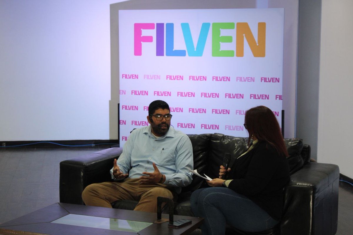 #EnFotos En la 18ª #Filven #Zulia se realizó la presentación de publicaciónes del fondo editorial <a href="/incudef/">INCUDEF</a> de la gobernación de Falcón, a cargo de Inti Clark Boscán.

#LeerDescoloniza
#UnidosPorLaPoesia

<a href="/NicolasMaduro/">Nicolás Maduro</a> <a href="/VillegasPoljak/">Ernesto Villegas Poljak</a> <a href="/raulcazal/">Raúl Cazal</a> <a href="/minculturave/">Ministerio del Poder Popular para la Cultura</a> <a href="/minculturazulia/">Gabinete Cultural del Estado Zulia</a>
