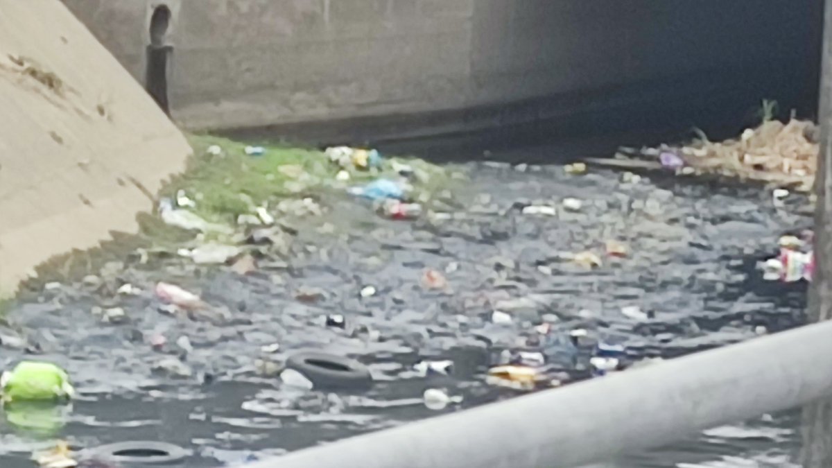 guchorumbero's tweet photo. Señor alcalde @aquilesalvarez por favor otra de las prevenciones antes que llegue el fenómeno del niño es limpiar las zanjas. Esta foto fue tomada hoy en la zanja de la orquideas, llena de basura, así están todas las del sector, por favor su ayuda. https://t.co/ctO9lcAC5h