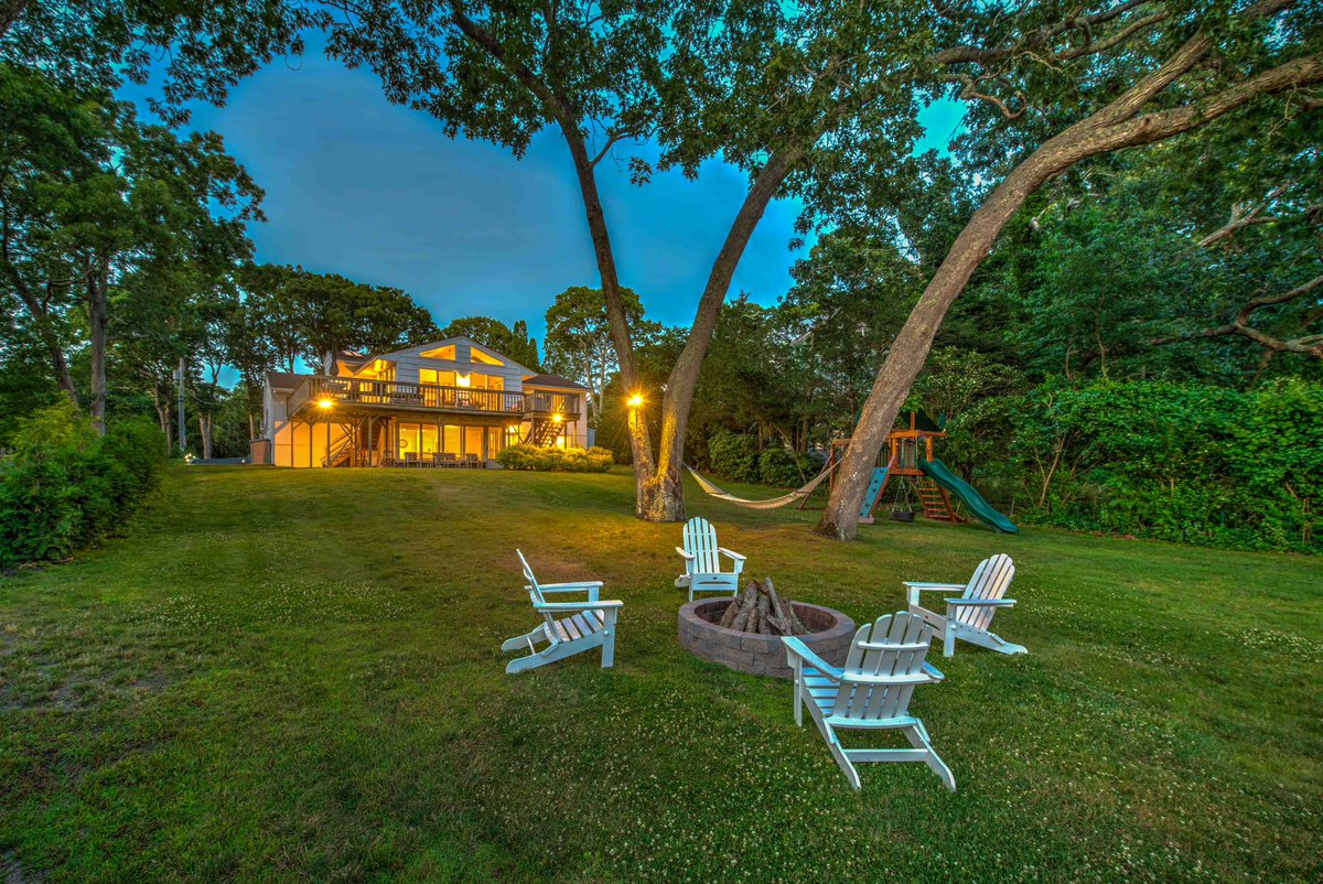 29watersedge's tweet photo. @MrJonesSTRs You may have to edit this tweet in a few years from “on” the Atlantic to “under” the Atlantic. The trick to waterfront is you want to be outside of the flood zone while still abutting water… sort of like this: 
(Notice the pitch / hill the house sits on) https://t.co/SRz9BptkCh