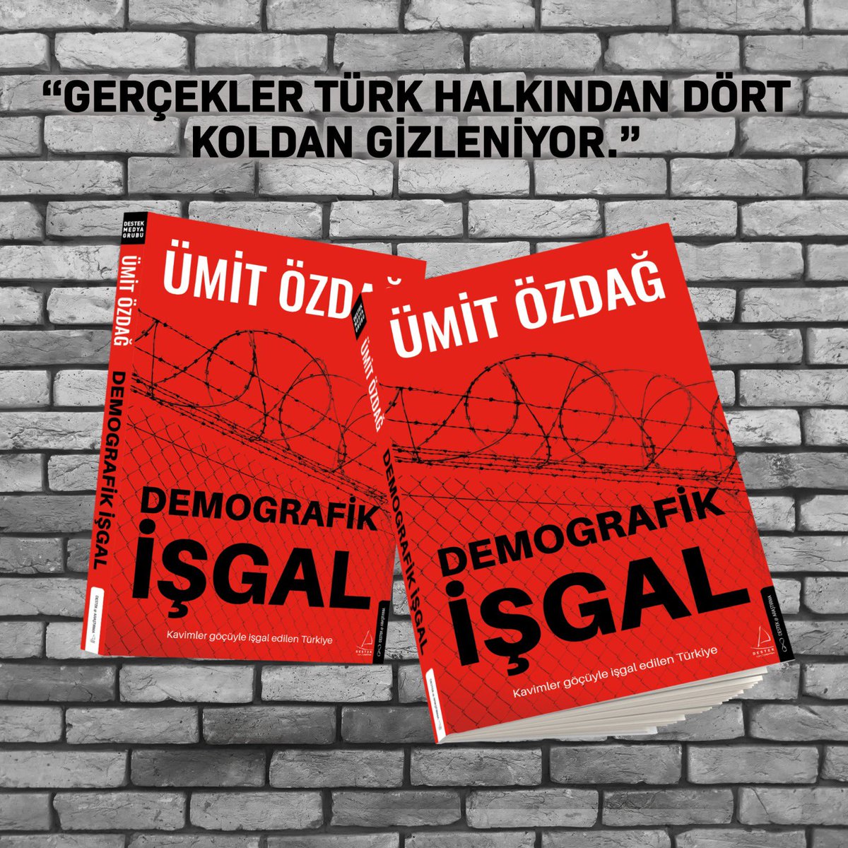 umitozdag's tweet photo. Kaçak Senegalliyi sınır dışı etmek için göz altına almak isteyen 2 polis görevden alınmış. Gerekçe, direnen kaçağa şiddet uygulamaları imiş. Saray’ın göçü teşvik eden politikaları sınır dışı etme işlemlerini güçleştiriyor. Uçağa bindirilince içeride tuvaletini yapan kaçak da var, jandarma kendisine yaklaşmasın diye kendi pisliğini yüzü dahil vücuduna süren kaçak da. 13 hatta Göç Idaresi’ne göre 17 milyon işgalciyi sınır dışı etmek devlet iradesini gerektirir. Görevden polis almak ise işgalcileri cesaretlendirir. Şimdi polise direniş artacak. Olması gereken İstanbul Valisi ve Emniyet Müdürünün polisleri kamuoyu önünde tebrik etmesiydi. Japon polisi Japon kadınlara hakaret eden Amerikalıyı ağır şekilde hırpalayıp kameraya kaydetmiş ve yaygınlaşmıştı. Görevden alınan polis kardeşlerim, Türk devleti geri döndüğü zaman ödüllendirileceksiniz. @zaferpartisi