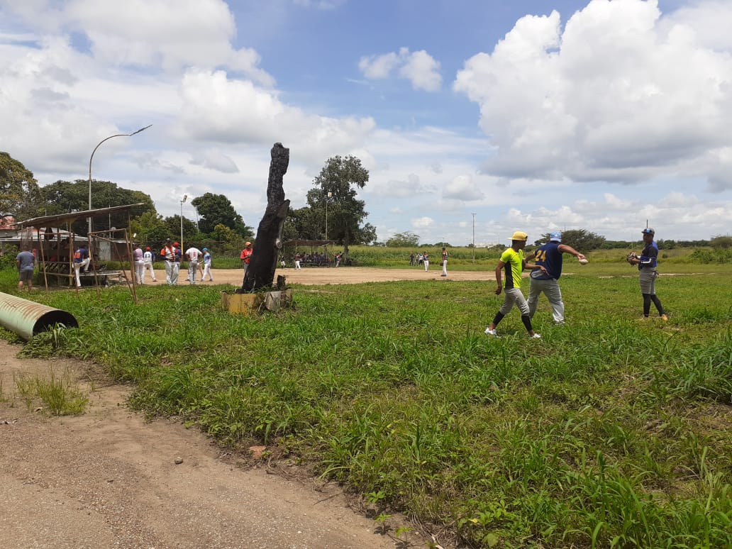 Las células organizadas Tupamaro en el campos los pilones y Victoria de Chaves hoy siguen en una gran jornada de mantener este espacio deportivo para el beneficio de la colectividad en general,una vez mostramos que  con disciplina y alegría si se puede                 #VamosXMas