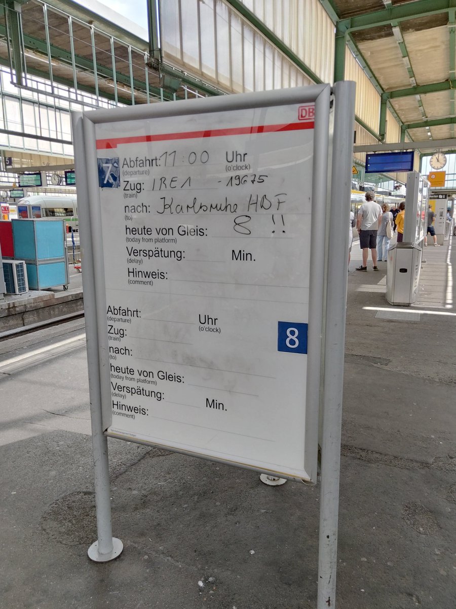 In Stuttgart Hbf fühle ich mich irgendwie an die guten alten Zeiten von Kursbuch, Max Maulwurf und Bahnhofsriesen erinnert.