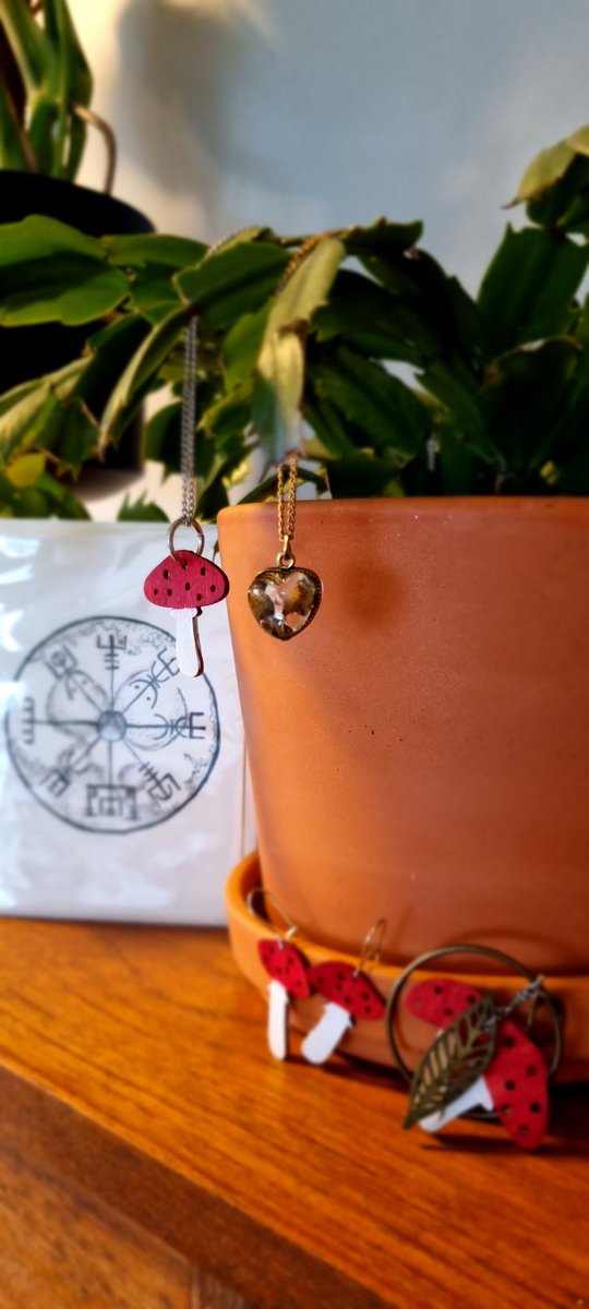 Við mæðgur tókum sunnudagsrúntinn snemma og fórum á Kátt í Kjós.

Hoppukastali, blöðrudýr, ís og svo auðvitað að hitta elsku bestu <a href="/klararakel1/">LjósGimbur 🐑</a> 🩷

Komum heim með góss, gjafir og gersemar meðal annars þær sem eru á myndinni hérna að neðan (handverk eftir Ljósgimbur).