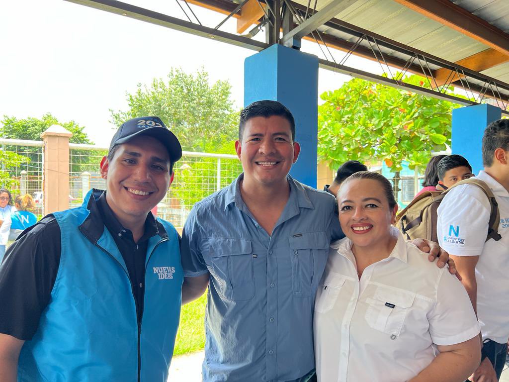 Sandra_Interian's tweet photo. Este día nos reunimos con las estructuras de #LaLibertadOeste somos una sola familia más unida que nunca, vamos por la reelección de nuestro presidente @nayibbukele ,nuestro próximo Alcalde @SamaelRivera9 y nuestros Diputados por la Libertad #7de7 #VamosPorTodo #Operacion2024 https://t.co/VLuXxLmDFd