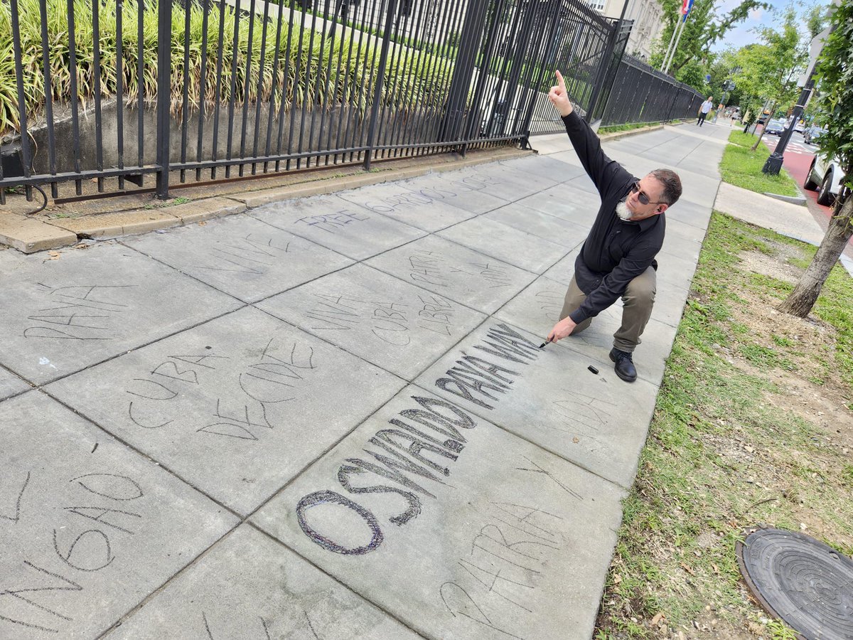maritovoz's tweet photo. Mandaron al “Pancho” de la Embajada de #Cuba a borrar nuestros grafittis de la mañana , así que volví un momento y retoqué nuestra #OswaldoPayáWay https://t.co/xmiXCWXA7E
