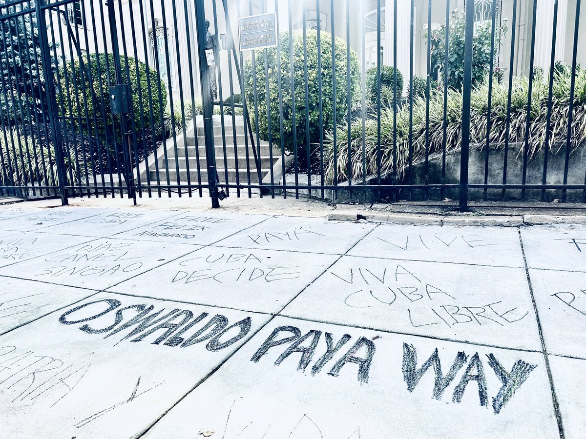 maritovoz's tweet photo. Mandaron al “Pancho” de la Embajada de #Cuba a borrar nuestros grafittis de la mañana , así que volví un momento y retoqué nuestra #OswaldoPayáWay https://t.co/xmiXCWXA7E