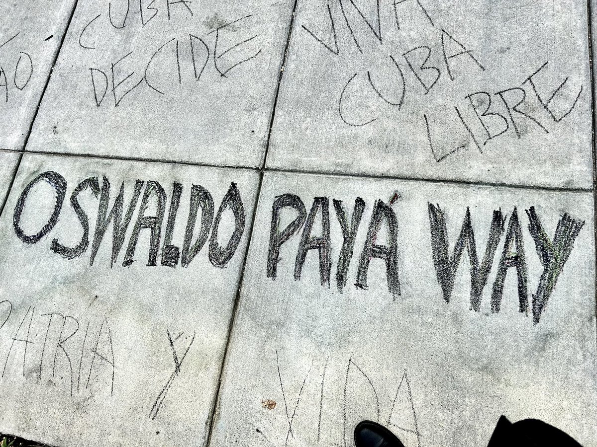 maritovoz's tweet photo. Mandaron al “Pancho” de la Embajada de #Cuba a borrar nuestros grafittis de la mañana , así que volví un momento y retoqué nuestra #OswaldoPayáWay https://t.co/xmiXCWXA7E
