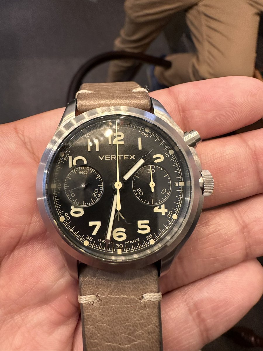 thelanjampod's tweet photo. The Vertex MP45 Heritage Chronograph - a patinated version of the MP45 Chrono. Imagine a killer military Chronograph stepping out of a Time Machine
#vertex #vertexmp45heritage #vertexmp45 #watches @VertexWatch https://t.co/Az4YqwrQHo